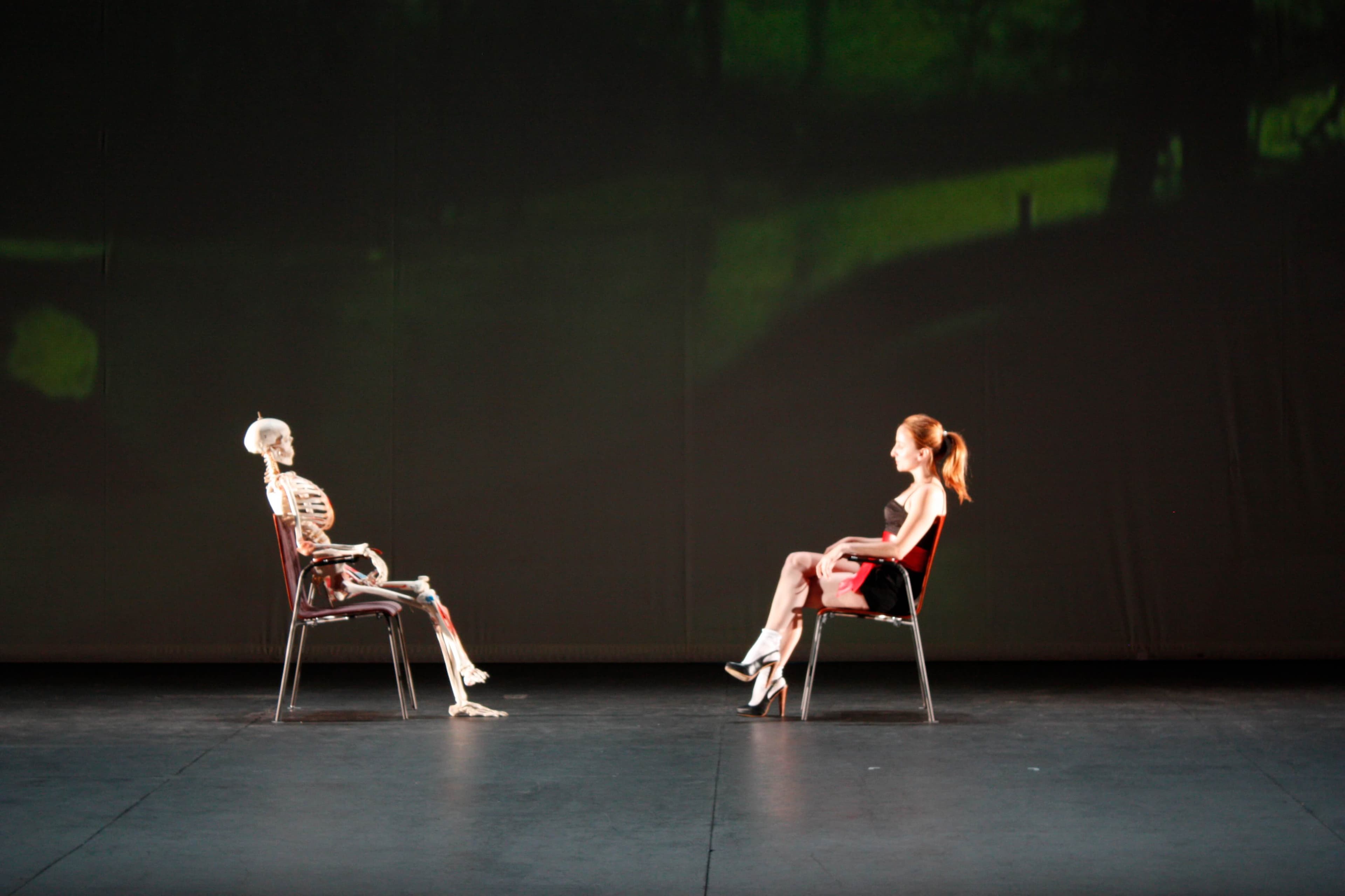 Quando escreve descalça-se (2009) performance - 3