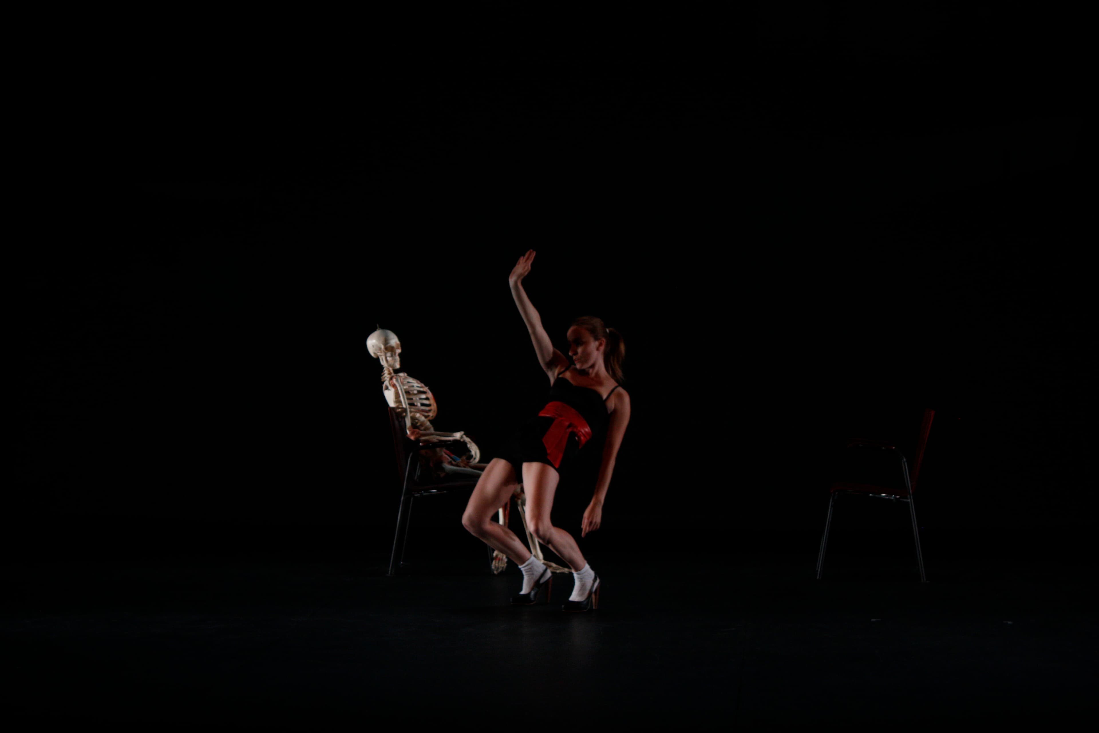 Quando escreve descalça-se (2009) performance - 1